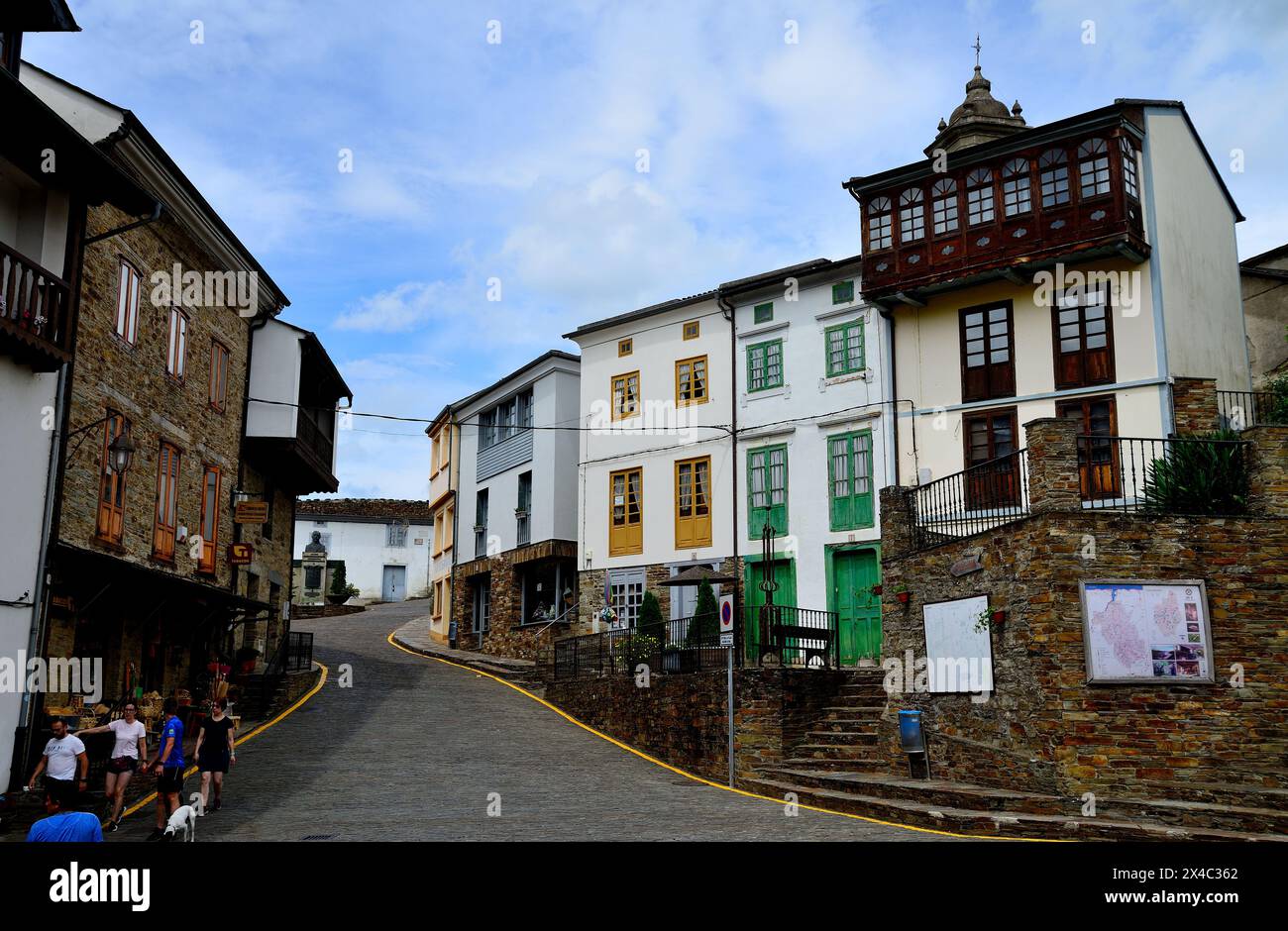 Piazza e via di Taramundi, Asturie, Spagna Foto Stock