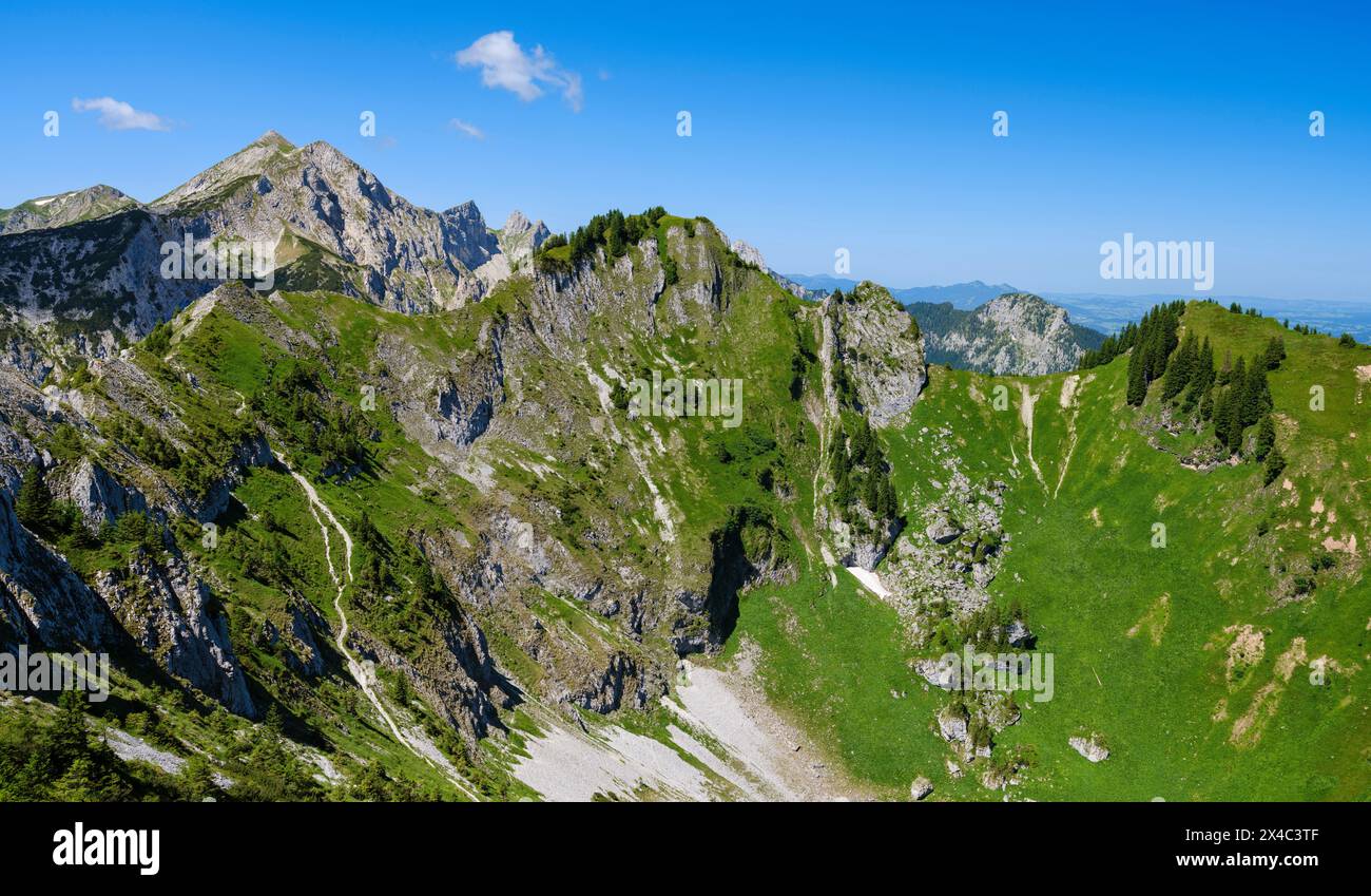 Vista verso il monte Hochplatte, Mt. Vorderscheinberg e una dolina chiamata Kessel. Parco naturale delle Alpi Ammergau (Ammergau Alpen) nelle Alpi calcaree settentrionali dell'alta Baviera, Germania. Foto Stock