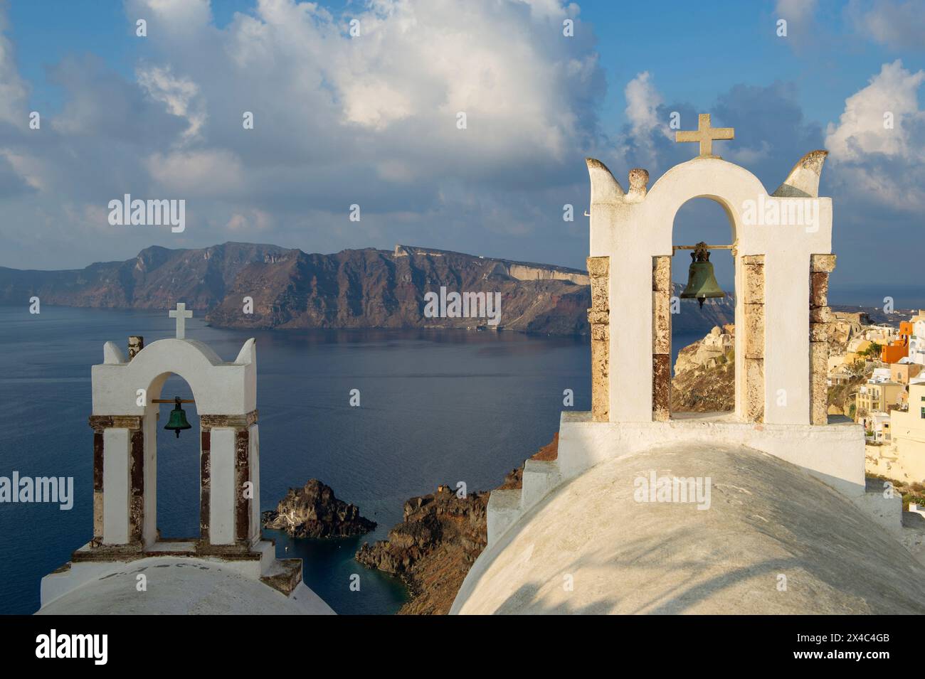 Grecia, Santorini, Oia. Vista dei tetti delle chiese che si affacciano sul Mar Egeo. Foto Stock