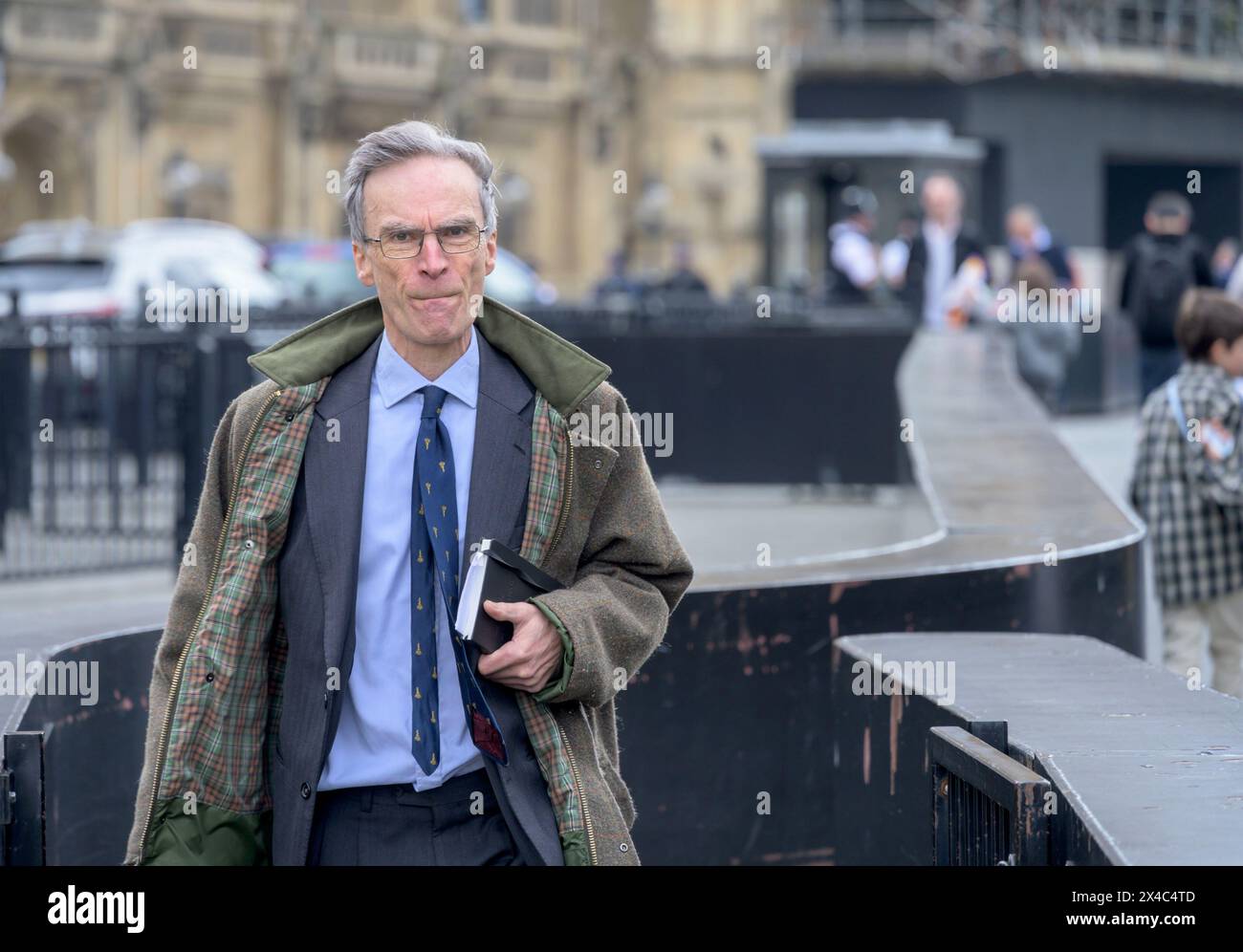Dr Andrew Murrison MP (con: S W Wiltshire) Walking into the Houses of Parliament, maggio 2024 Foto Stock