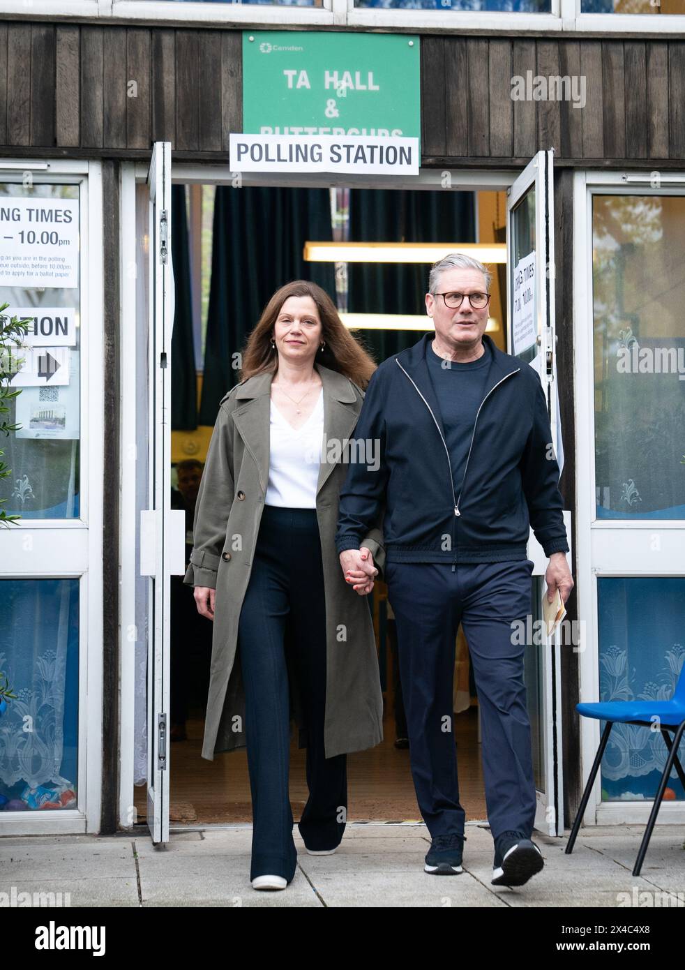 Il capo laburista Sir Keir Starmer e sua moglie Victoria lasciano il loro seggio elettorale locale a nord di Londra dopo aver espresso il loro voto alle elezioni Mayoral locali e londinesi. Data foto: Giovedì 2 maggio 2024. Foto Stock