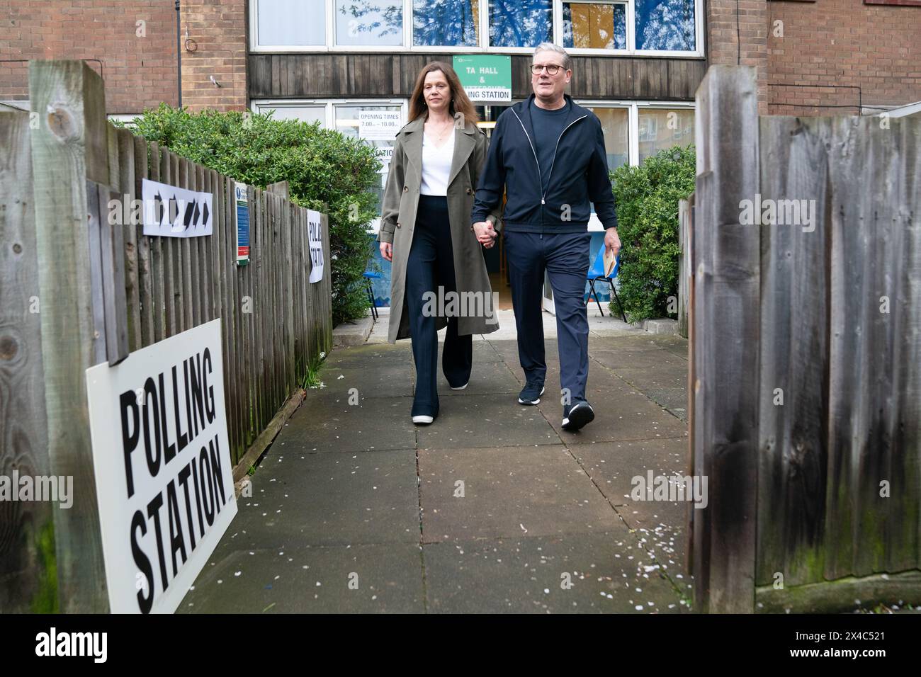 Il capo laburista Sir Keir Starmer e sua moglie Victoria lasciano il loro seggio elettorale locale a nord di Londra dopo aver espresso il loro voto alle elezioni Mayoral locali e londinesi. Data foto: Giovedì 2 maggio 2024. Foto Stock