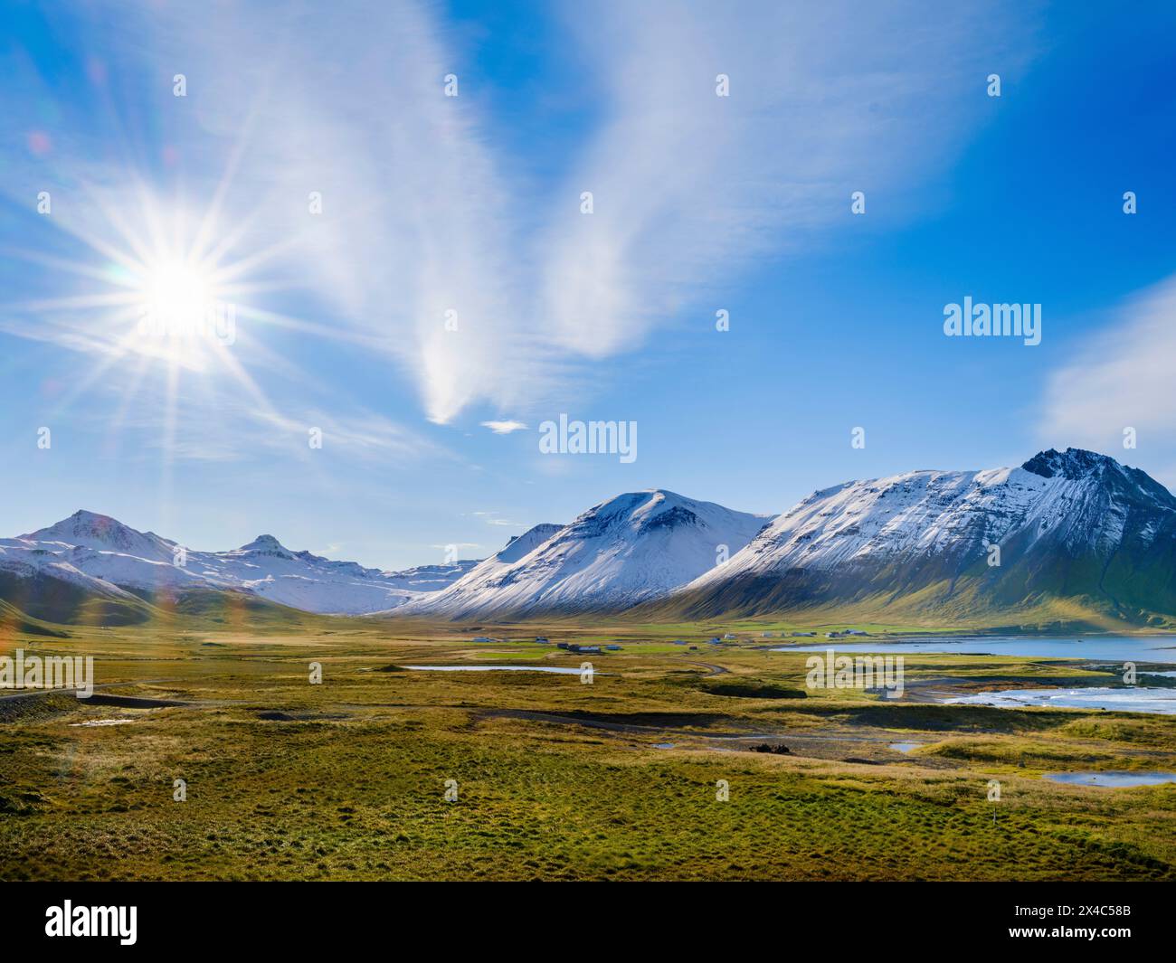 Villaggio di Arnes. Paesaggio nell'Arneshreppur presso la baia Trekyllisvik. Lo Strandir nei Westfjords (Vestfirdir) in Islanda durante l'autunno. Foto Stock