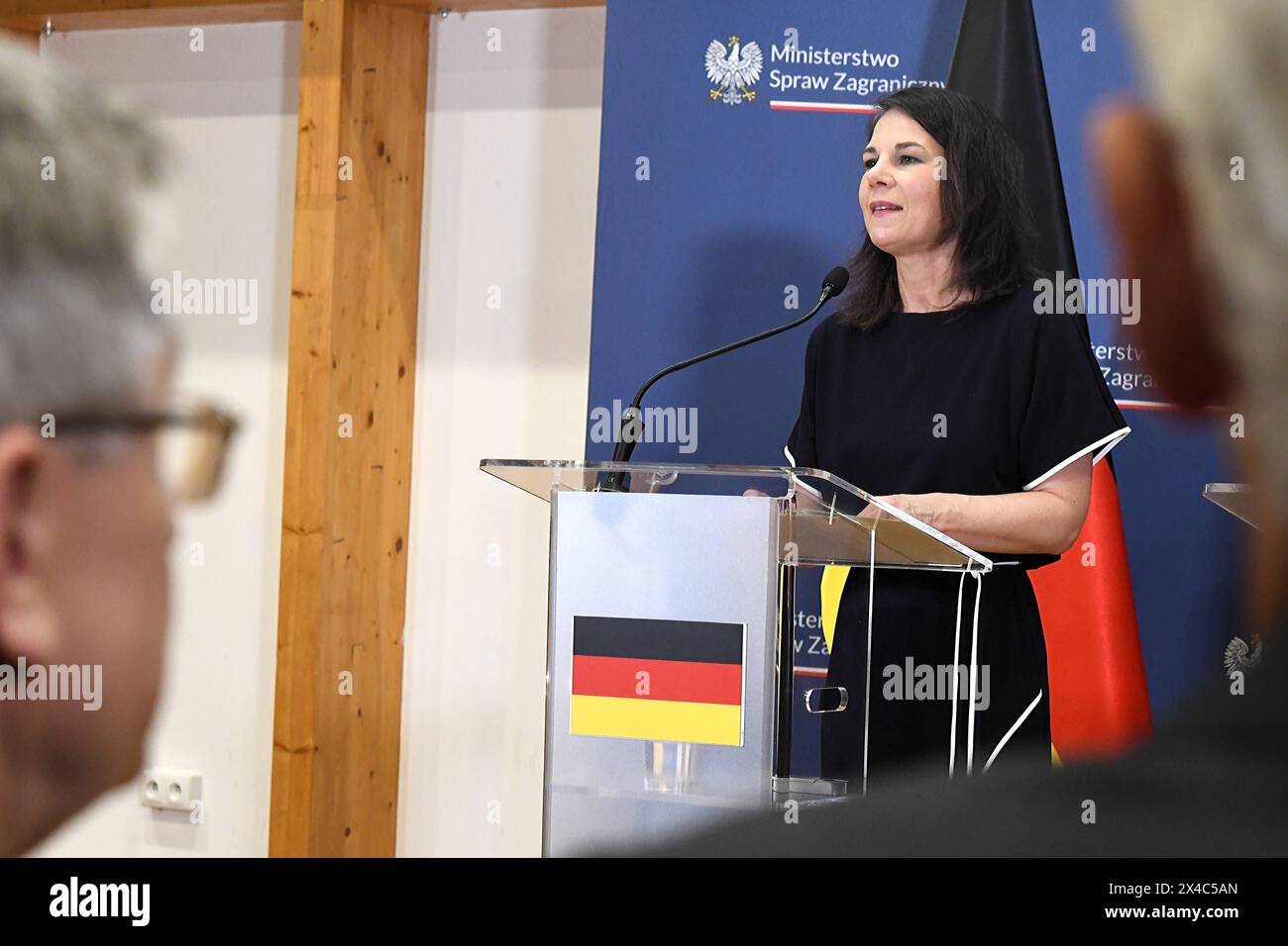 Außenministerin Annalena Baerbock bei einer gemeinsamen Pressekonferenz mit ihrem polnischen Kollegen Außenminister RadosÅaw Sikorski im Collegium Polonicum in Slubice. Beide trafen sich zu Gesprächen in der Grenzregion der Doppelstadt Frankfurt/Oder und Slubice zunächst auf der polnischen Seite und gingen dann zu Fuß über die Oderbrücke, um dann an der Viadrina-Universität Fragen von Studierenden zu beantworten. Pressekonferenz Außenministerin Annalena Baerbock mit ihrem polnischen Kollegen **** il ministro degli Esteri Annalena Baerbock ha partecipato a una conferenza stampa congiunta con il suo collega polacco Foreign mi Foto Stock