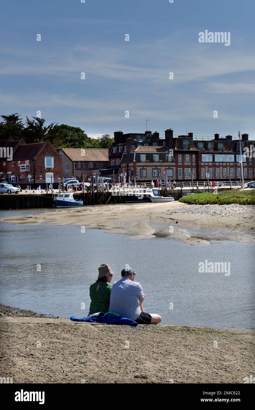 il porto di blakeney, con la bassa marea, si protende a nord del norfolk, in inghilterra, con la gente e le barche a terra si estendono Foto Stock