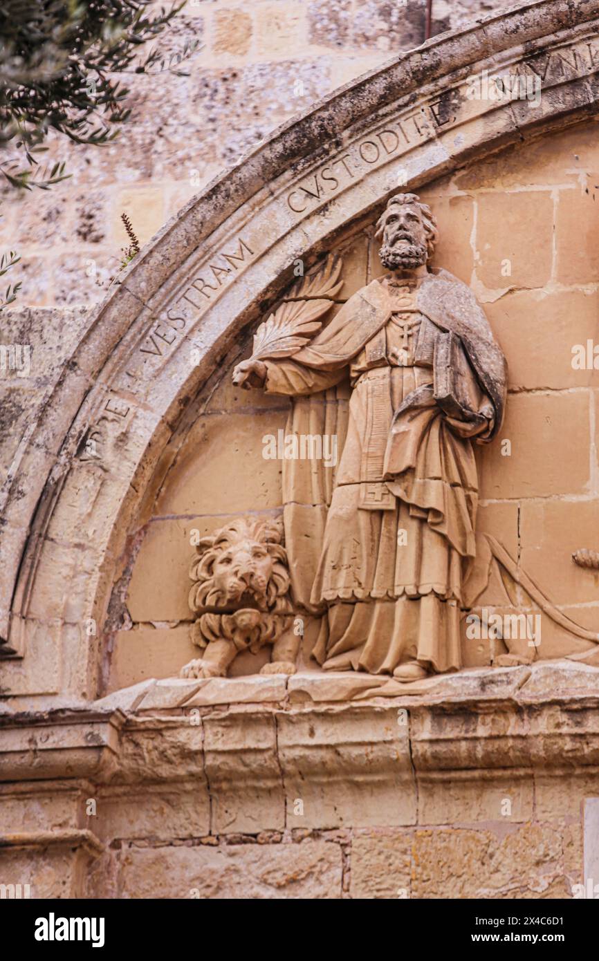 Mdina, Malta. Città vecchia fortificata, Leone di Venezia e Vestram saint con croce e foglia Foto Stock