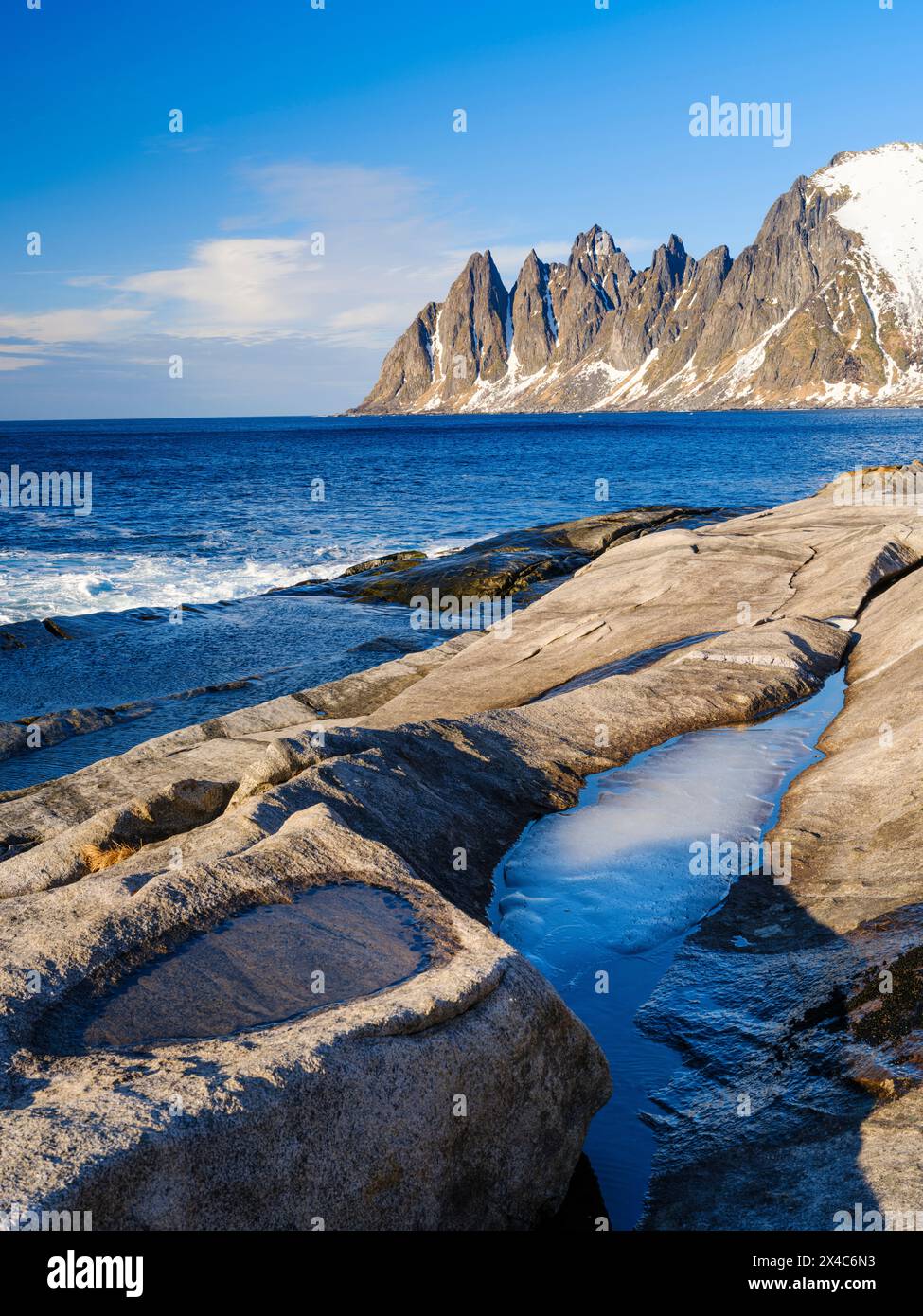 Paesaggio costiero a Tungeneset e le vette Okshornan (denti del diavolo). L'isola di Senja durante l'inverno nel nord della Norvegia. Foto Stock
