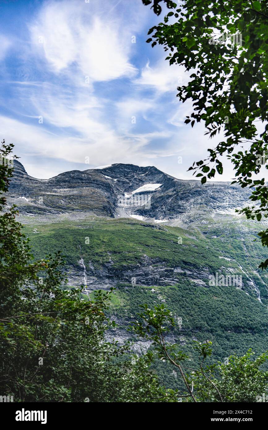 Guardando verso le alte vette del monte Kaldfonna, aspro terreno roccioso con resti di neve in estate vicino a Sunndalsøra, Norvegia Foto Stock