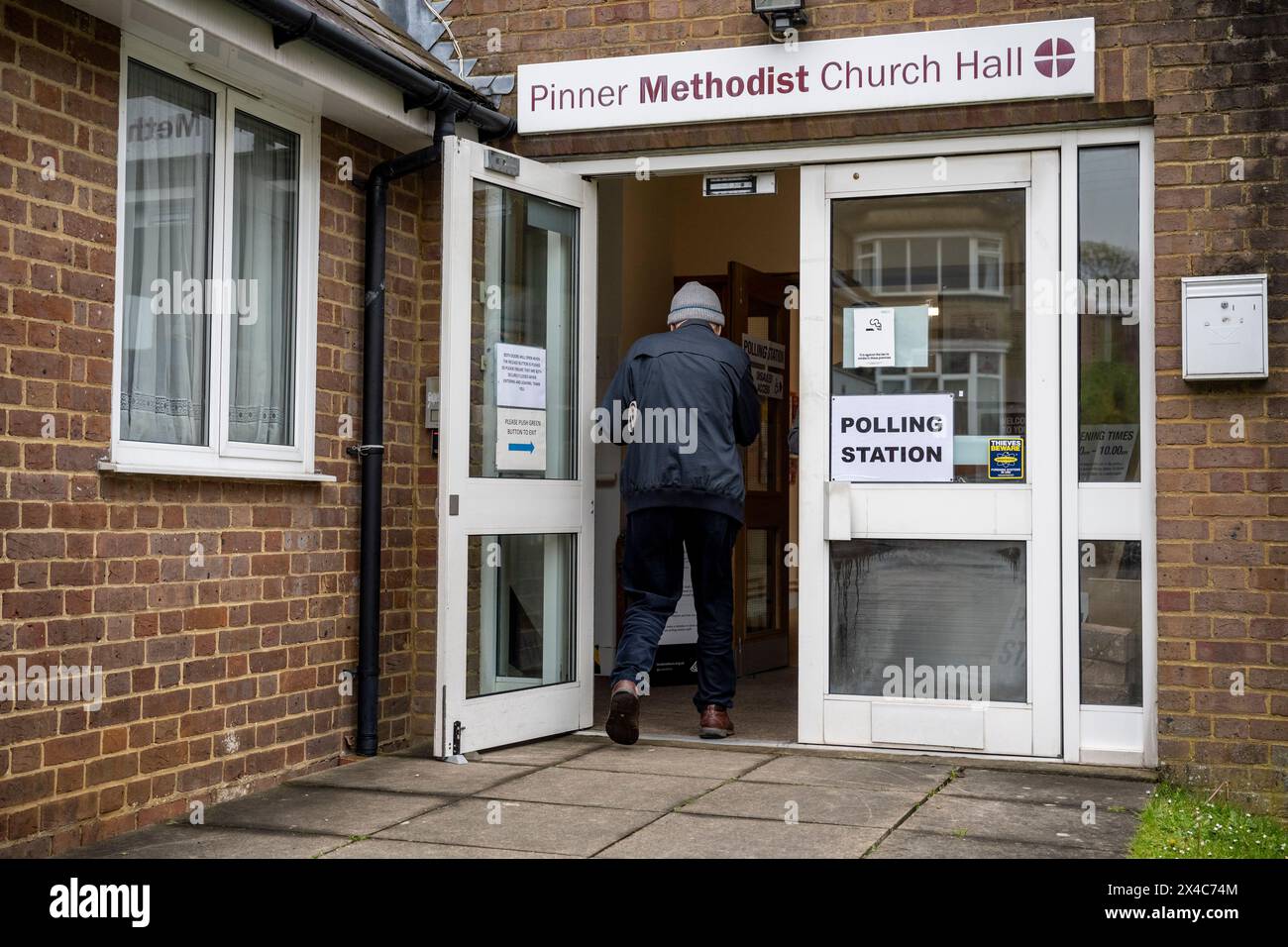 Londra, Regno Unito. 2 maggio 2024. Un elettore arriva alla Pinner Methodist Church Hall, una stazione elettorale a Pinner, a nord-ovest di Londra. Gli elettori della zona stanno votando per eleggere il sindaco di Londra e i membri dell'Assemblea di Londra. In tutta l'Inghilterra e il Galles, ci sono elezioni nel 107 autorità locali per eleggere consiglieri, sindaci e commissari della polizia e del crimine. Queste sono le ultime elezioni locali prima delle prossime elezioni generali. Crediti: Stephen Chung / Alamy Live News Foto Stock