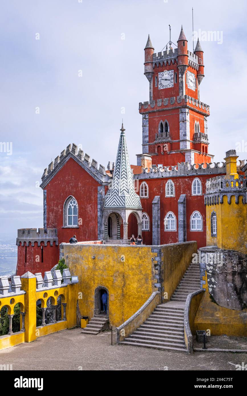 Portogallo, Sintra. Il parco ornato e il Palazzo Nazionale di pena, un sito patrimonio dell'umanità dell'UNESCO. Foto Stock