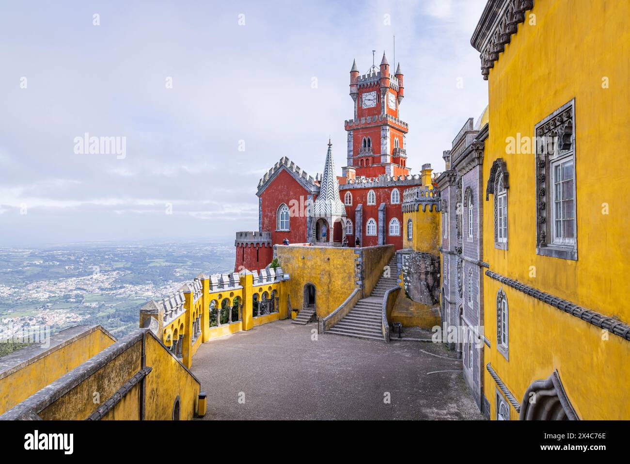 Portogallo, Sintra. Il parco ornato e il Palazzo Nazionale di pena, un sito patrimonio dell'umanità dell'UNESCO. Foto Stock