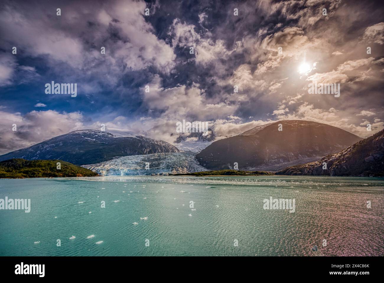 Argentina, Parco Nazionale della Terra del fuoco. Paesaggio con il ghiacciaio Pia e l'oceano. Foto Stock