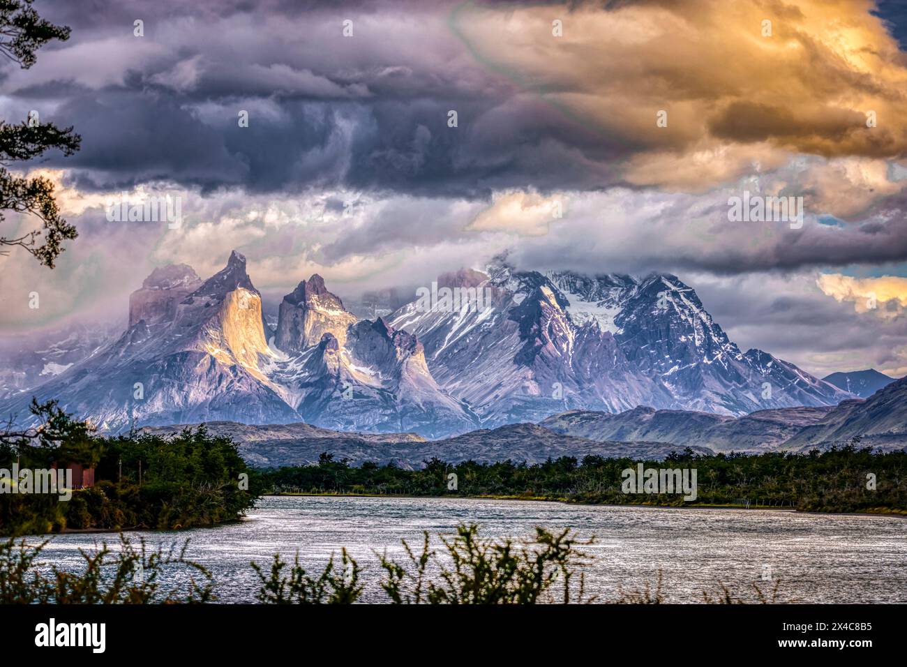 Cile, Parco Nazionale Torres del Paine. Paesaggio con il fiume Serrano e i monti Cuernos del Paine. Foto Stock