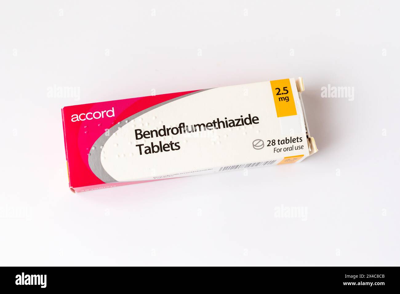 Fotografia di una scatola di compresse di Bendroflumethiazide 2,5mg su sfondo bianco. Foto Stock