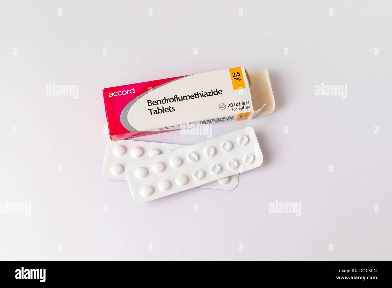 Fotografia di una scatola di compresse di Bendroflumethiazide 2,5mg su sfondo bianco. Foto Stock