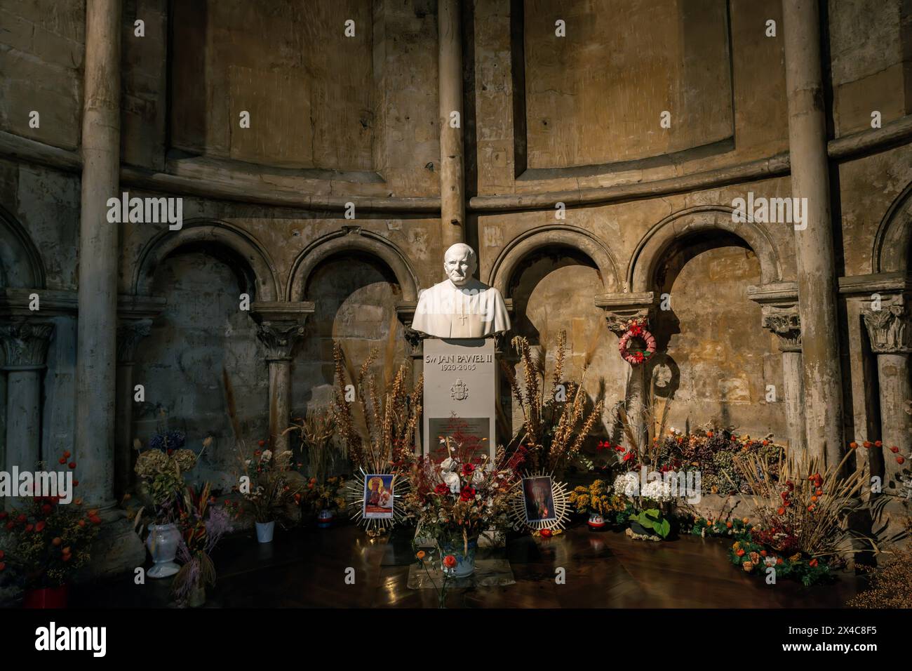 Busto del papa polacco Giovanni Paolo II la Chiesa di Saint-Germain-des-Prés, situata nel quartiere Saint-Germain-des-Prés di Parigi, Francia. La più antica di Parigi Foto Stock