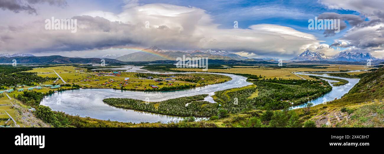 Cile, Parco Nazionale Torres del Paine. Paesaggio con la valle del fiume Serrano e i monti Cuernos del Paine. Foto Stock