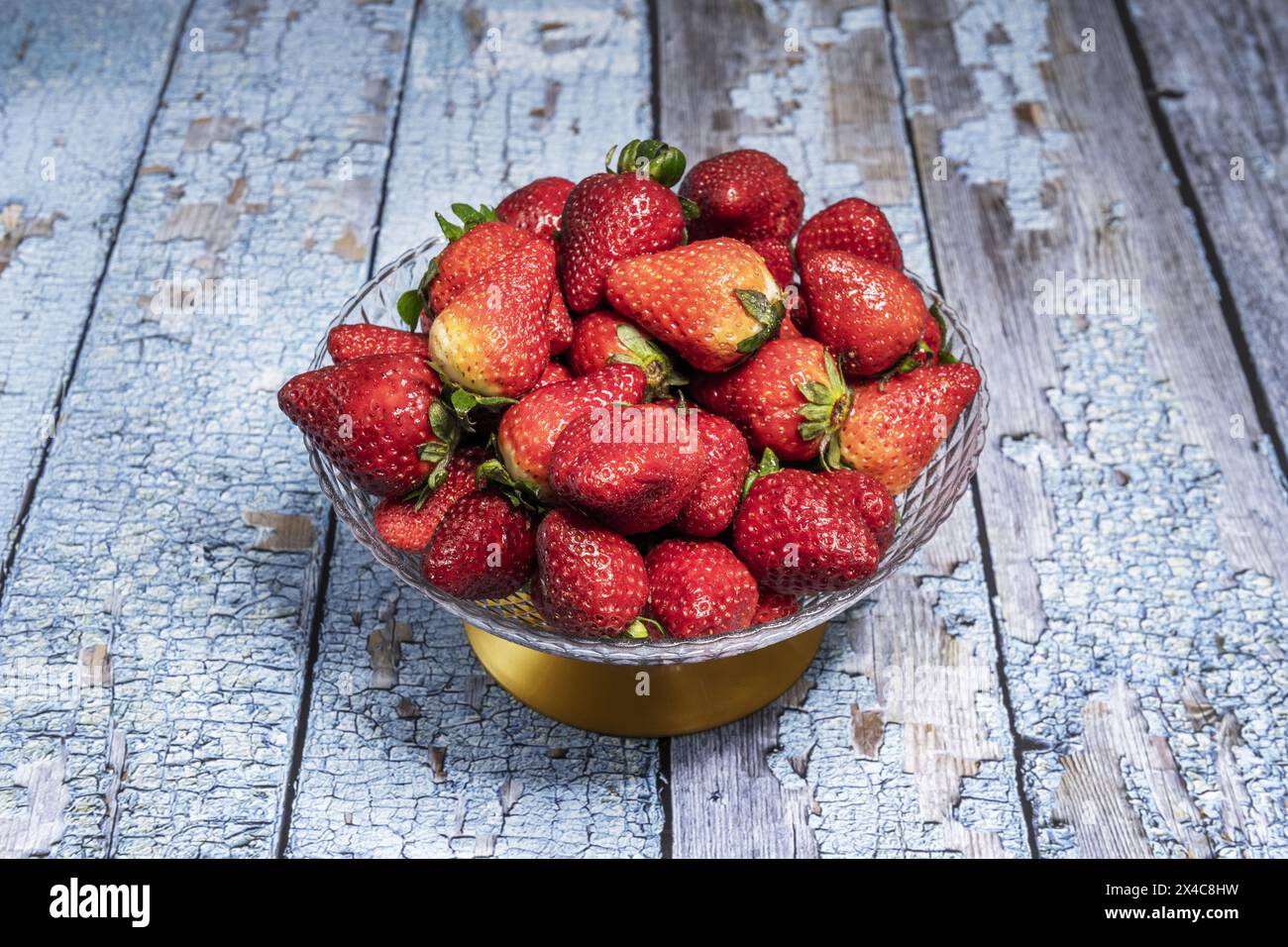 La fragola è un frutto primaverile molto leggero che fornisce preziosi minerali e vitamine Foto Stock