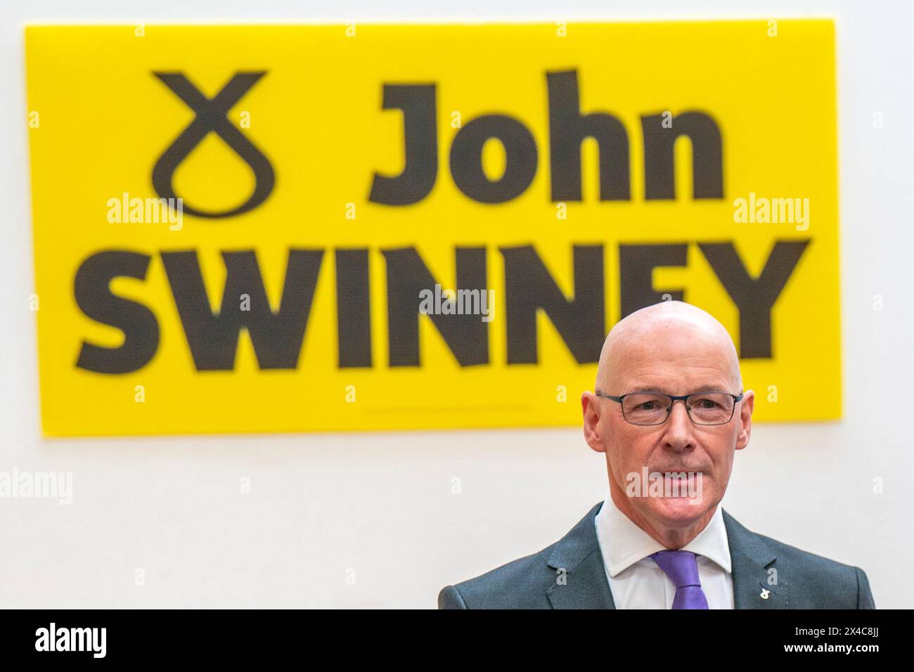 L'ex vice primo ministro della Scozia John Swinney interviene durante una conferenza stampa per annunciare la posizione della leadership SNP al Grassmarket Community Project di Edimburgo. Data foto: Giovedì 2 maggio 2024. Foto Stock