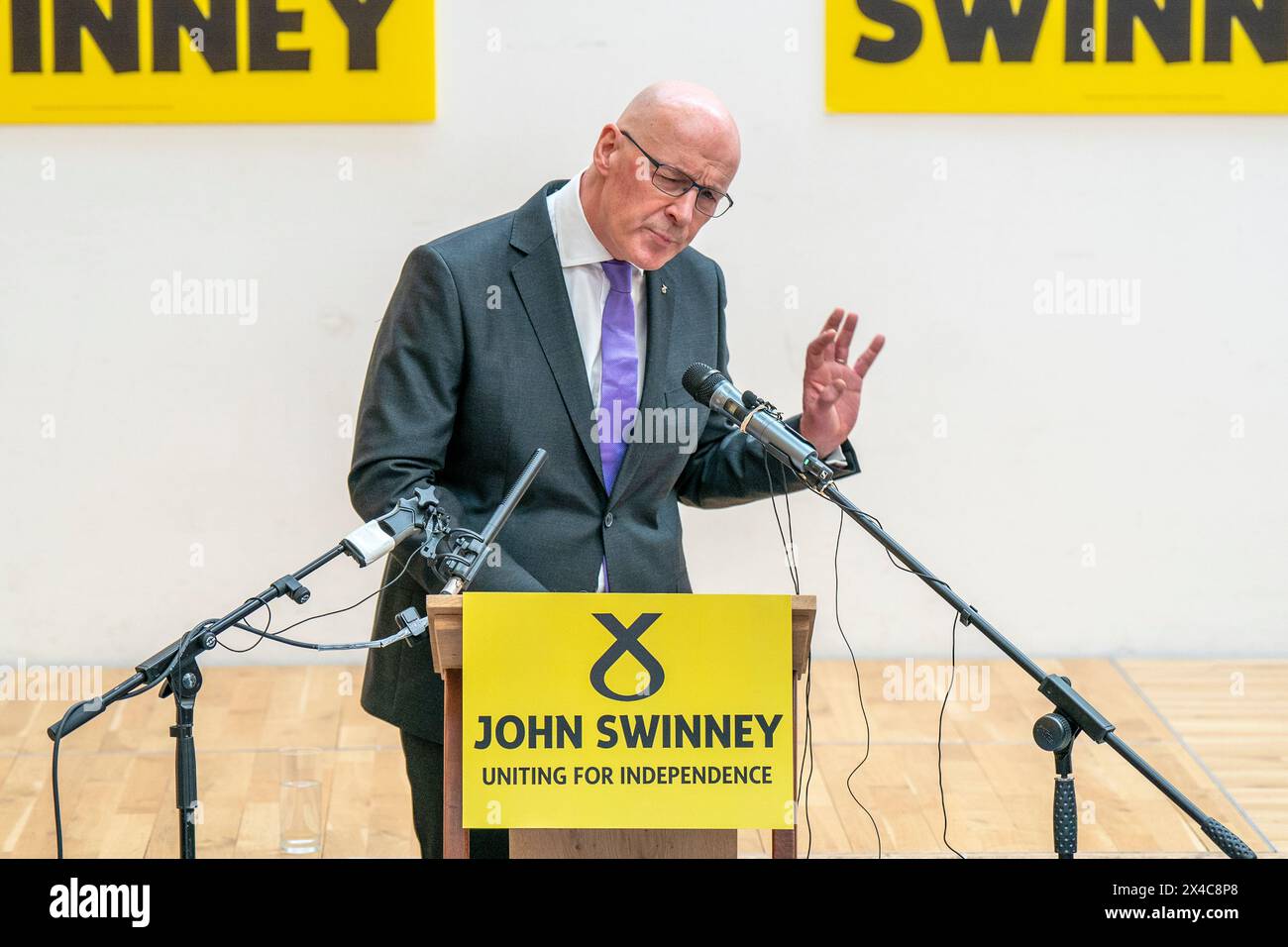 L'ex vice primo ministro della Scozia John Swinney interviene durante una conferenza stampa per annunciare la posizione della leadership SNP al Grassmarket Community Project di Edimburgo. Data foto: Giovedì 2 maggio 2024. Foto Stock