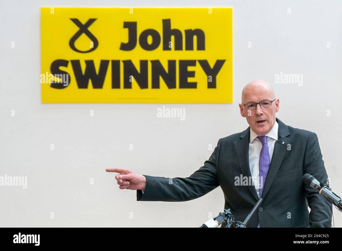 L'ex vice primo ministro della Scozia John Swinney interviene durante una conferenza stampa per annunciare la posizione della leadership SNP al Grassmarket Community Project di Edimburgo. Data foto: Giovedì 2 maggio 2024. Foto Stock