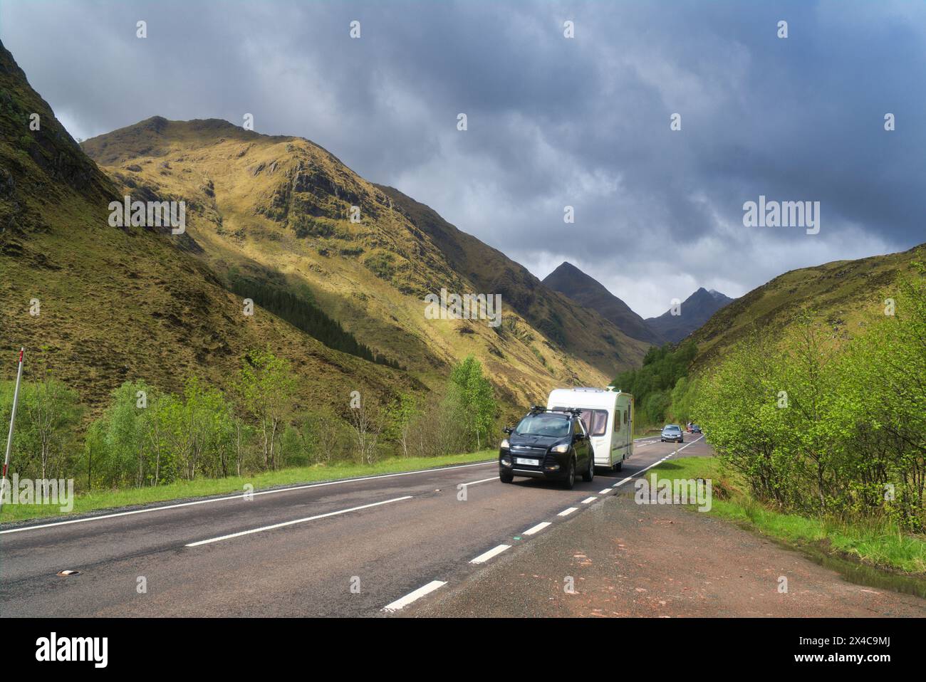 Guardando verso ovest lungo Glen Shiel lungo la A87 (vecchia strada militare) verso Shiel Bridge. Highlands nord-occidentali, Scozia, Regno Unito Foto Stock