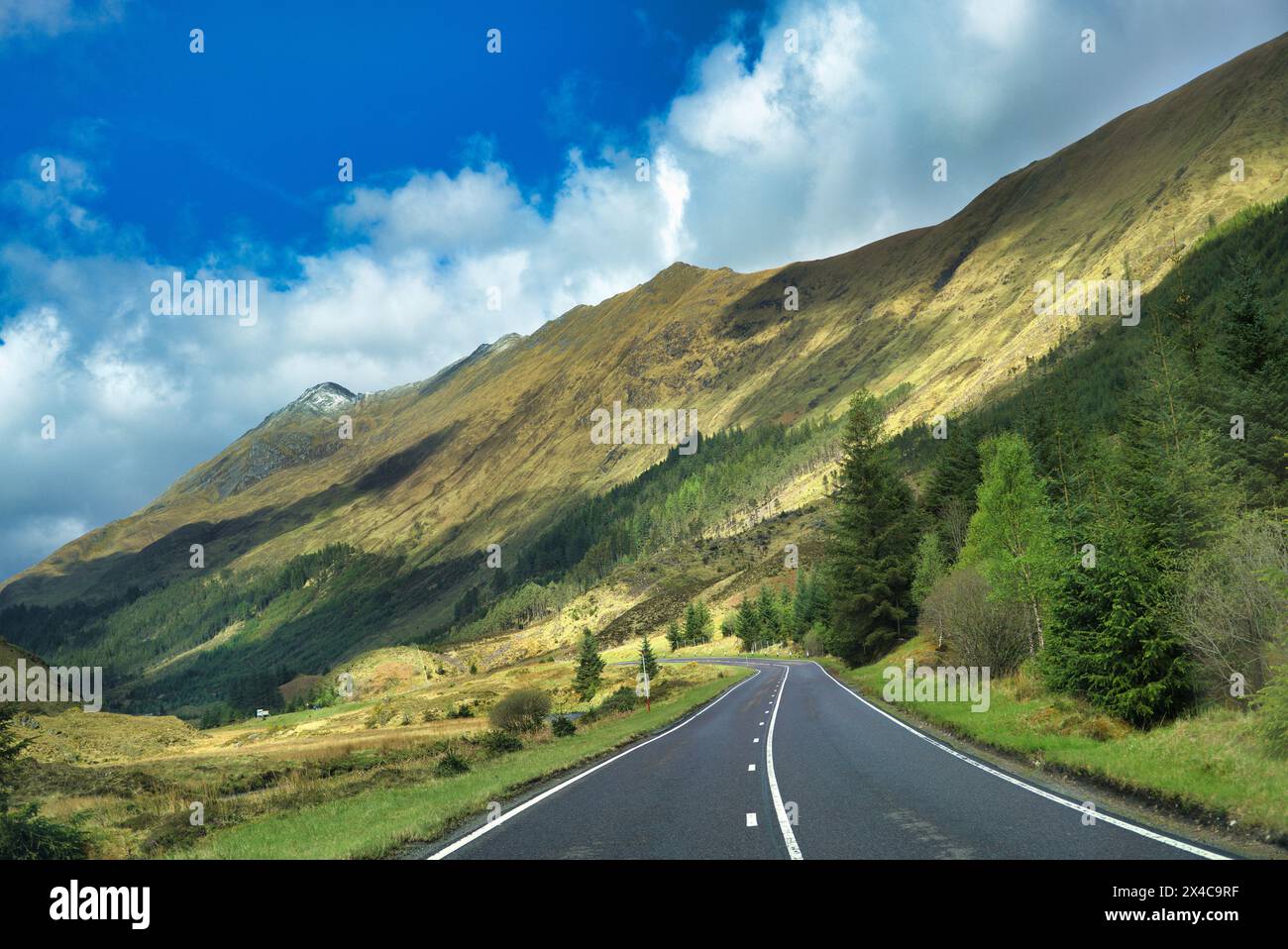 Guardando verso ovest lungo Glen Shiel lungo la A87 (vecchia strada militare) verso Shiel Bridge. Highlands nord-occidentali, Scozia, Regno Unito Foto Stock