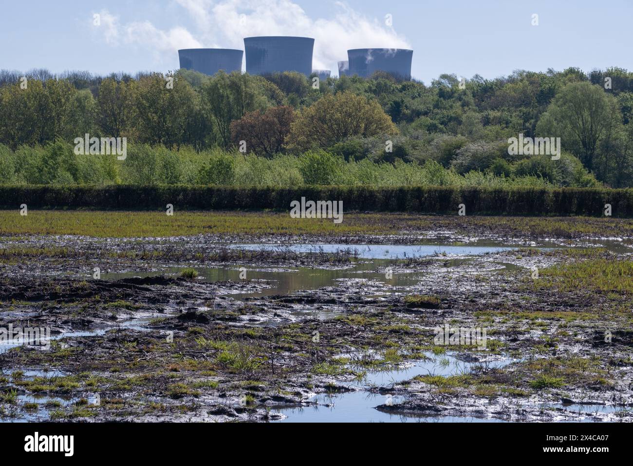 "Drax Power Station, Camblesforth, North Yorkshire, Inghilterra- aprile 30il 2024: Campi allagati vicino alla centrale elettrica" Foto Stock