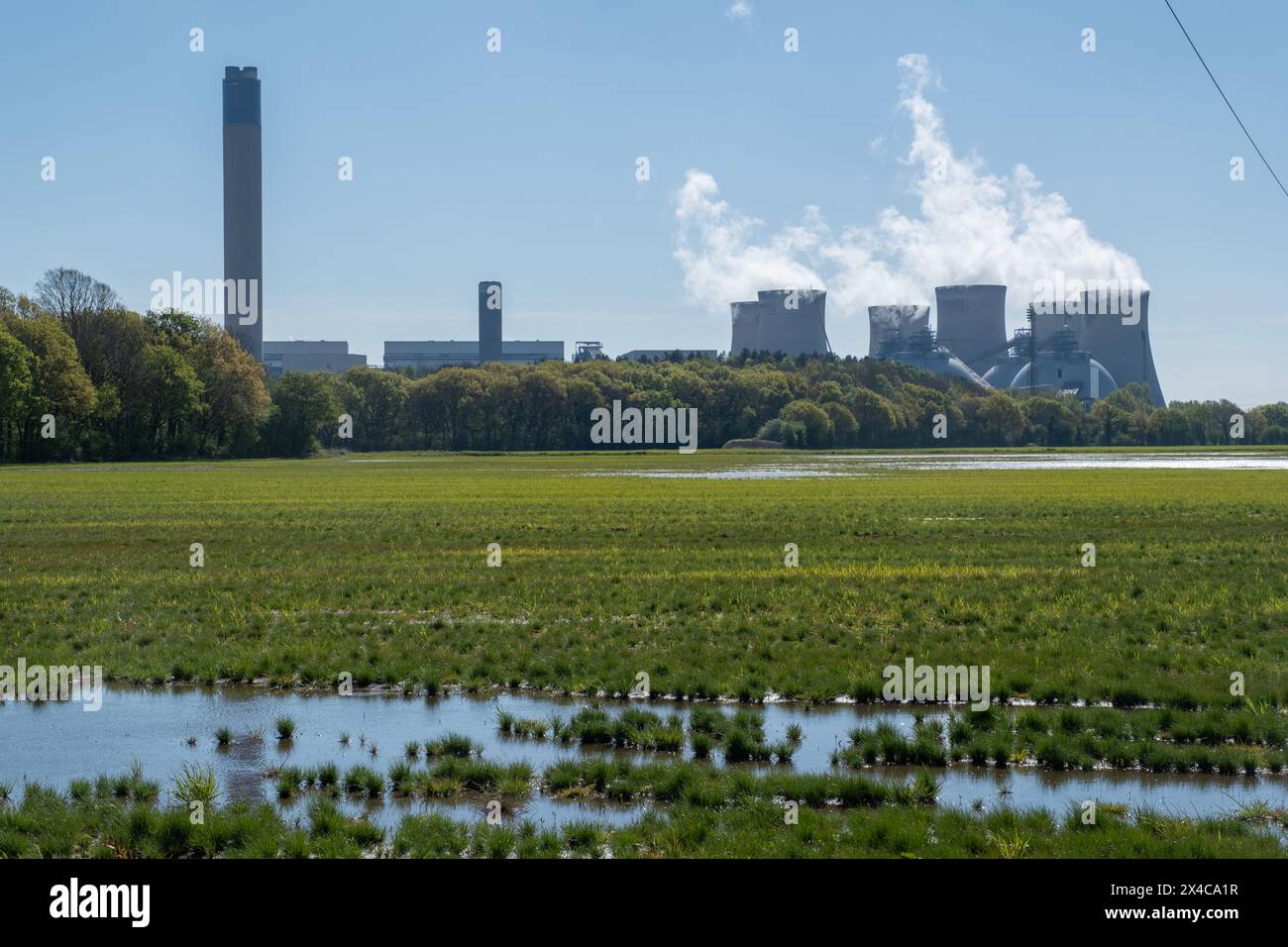 "Drax Power Station, Camblesforth, North Yorkshire, Inghilterra- aprile 30il 2024: Campi allagati vicino alla centrale elettrica" Foto Stock