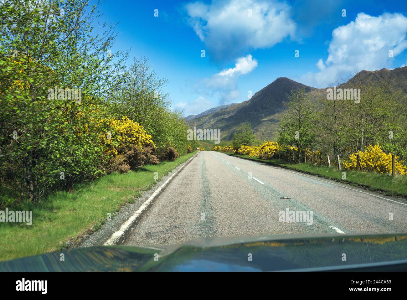 Guardando verso ovest lungo Glen Shiel lungo la A87 (vecchia strada militare) verso Shiel Bridge. Highlands nord-occidentali, Scozia, Regno Unito Foto Stock
