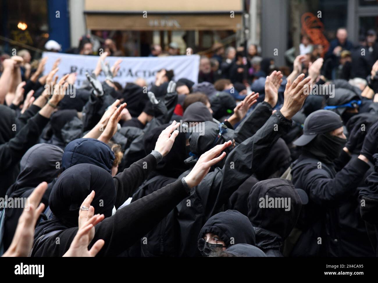 Parigi, Francia. 1° maggio 2024. Manifestanti del blocco nero durante la manifestazione e la manifestazione annuale per la giornata del lavoro a Parigi, in Francia, il 1° maggio 2024. Foto di Alain Apaydin/ABACAPRESS. COM credito: Abaca Press/Alamy Live News Foto Stock