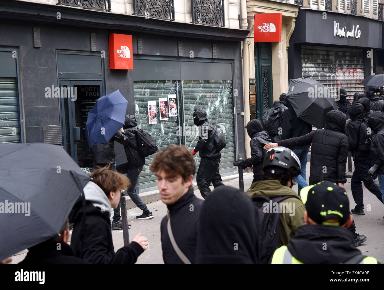 Parigi, Francia. 1° maggio 2024. I manifestanti del blocco nero distruggono un negozio del marchio "The North Face" durante la manifestazione e la manifestazione annuale per la giornata del lavoro a Parigi, in Francia, il 1° maggio 2024. Foto di Alain Apaydin/ABACAPRESS. COM credito: Abaca Press/Alamy Live News Foto Stock