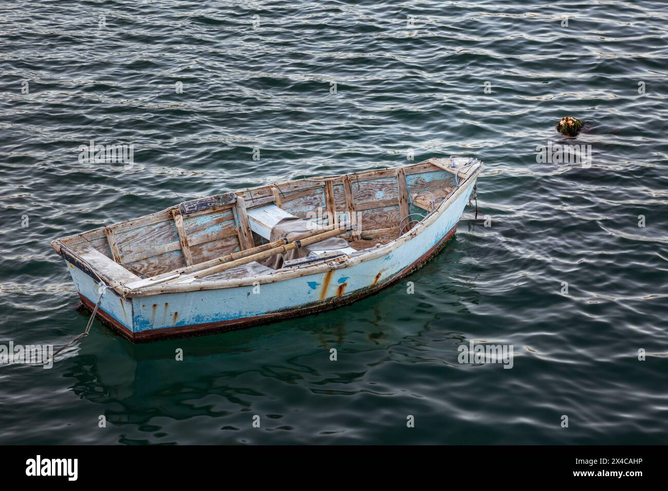 USA, California, costa centrale, Avila Beach. Gommone rustico ormeggiato al molo di Harford Foto Stock