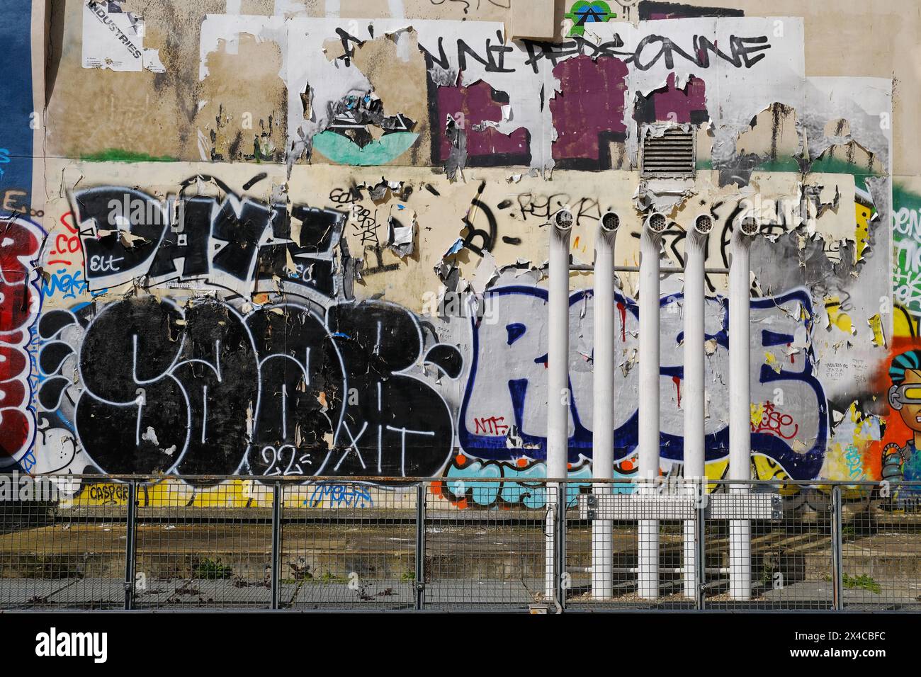 Parigi, Francia - 11 marzo 2024. Sfondo artistico delle pareti in Piazza Igor-Stravinsky, quartiere Saint-Merri di Parigi, Francia. Foto Stock