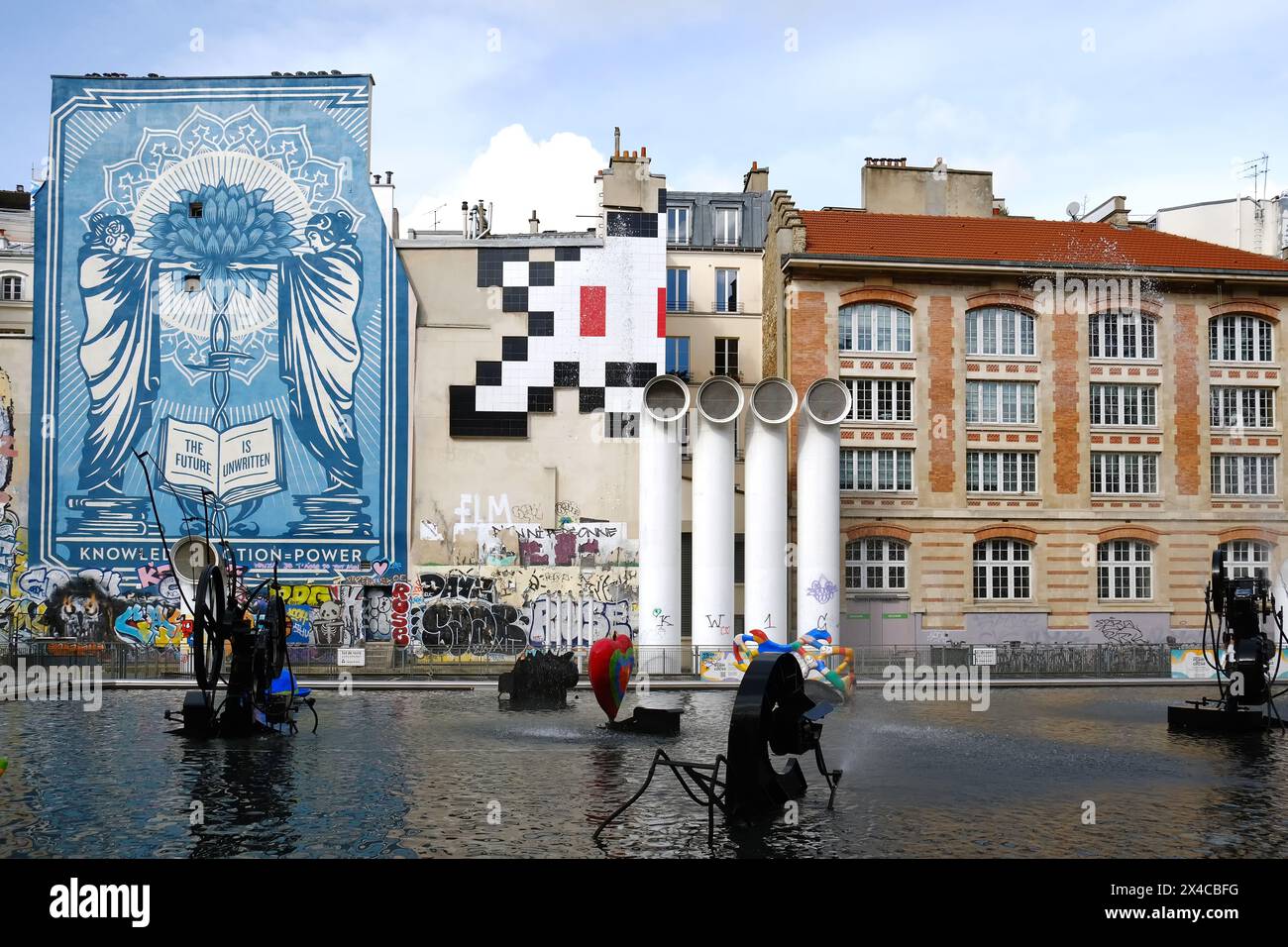 Parigi, Francia - 11 marzo 2024. Piazza Igor-Stravinsky con Fontana Stravinsky o Fontana degli automi nel quartiere Saint-Merri di Parigi, Francia Foto Stock