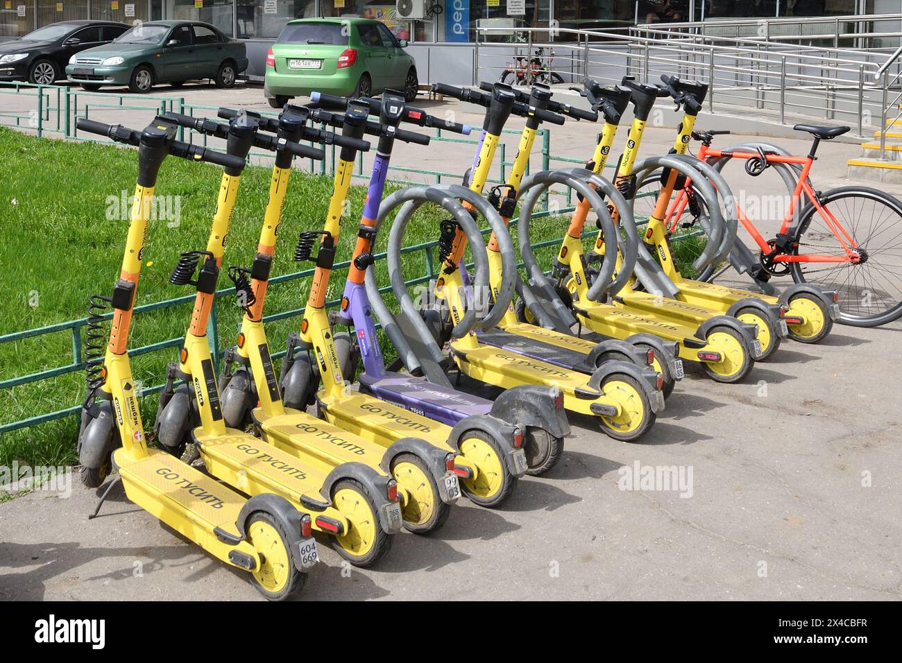 Mosca, Russia - aprile 26. 2024. Servizio di noleggio a breve termine per scooter elettrici Yandex Go Foto Stock