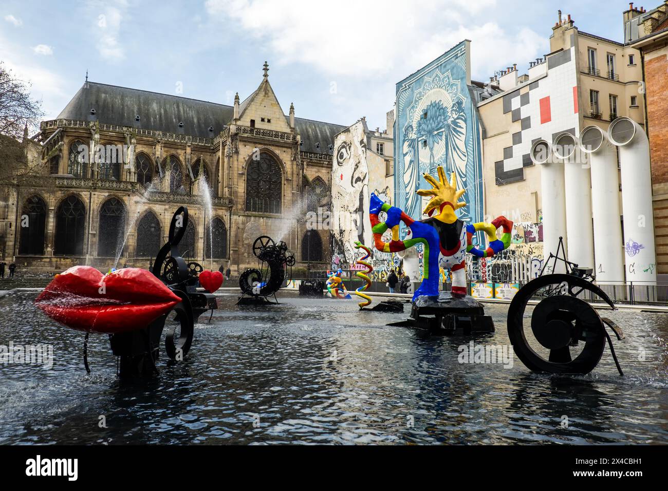 Parigi, Francia - 11 marzo 2024. Piazza Igor-Stravinsky con la Fontana di Stravinsky e la chiesa di Saint-Merri nel quartiere Saint-Merri di Parigi, Francia. Foto Stock