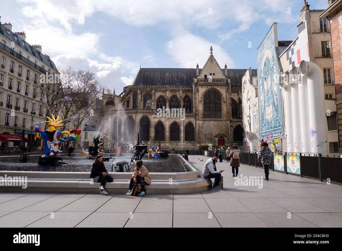 Parigi, Francia - 11 marzo 2024. Piazza Igor-Stravinsky con la Fontana di Stravinsky e la chiesa di Saint-Merri nel quartiere Saint-Merri di Parigi, Francia. Foto Stock