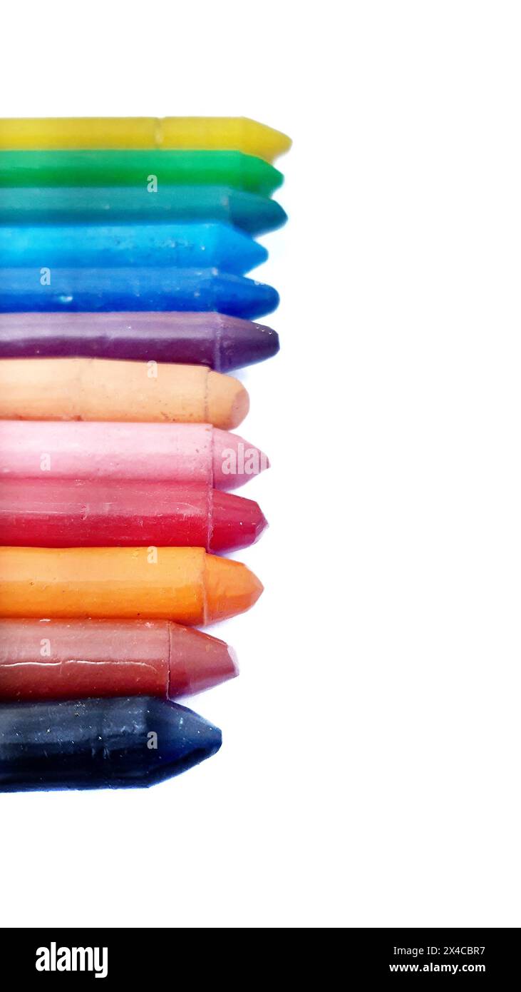 Pastello multicolore isolato su sfondo bianco. Pastelli. Coloratissima collezione di matite di cera, sette colori di pastello. Matite di pastello usate. Mucchio di pastello isolato su sfondo bianco. Foto Stock