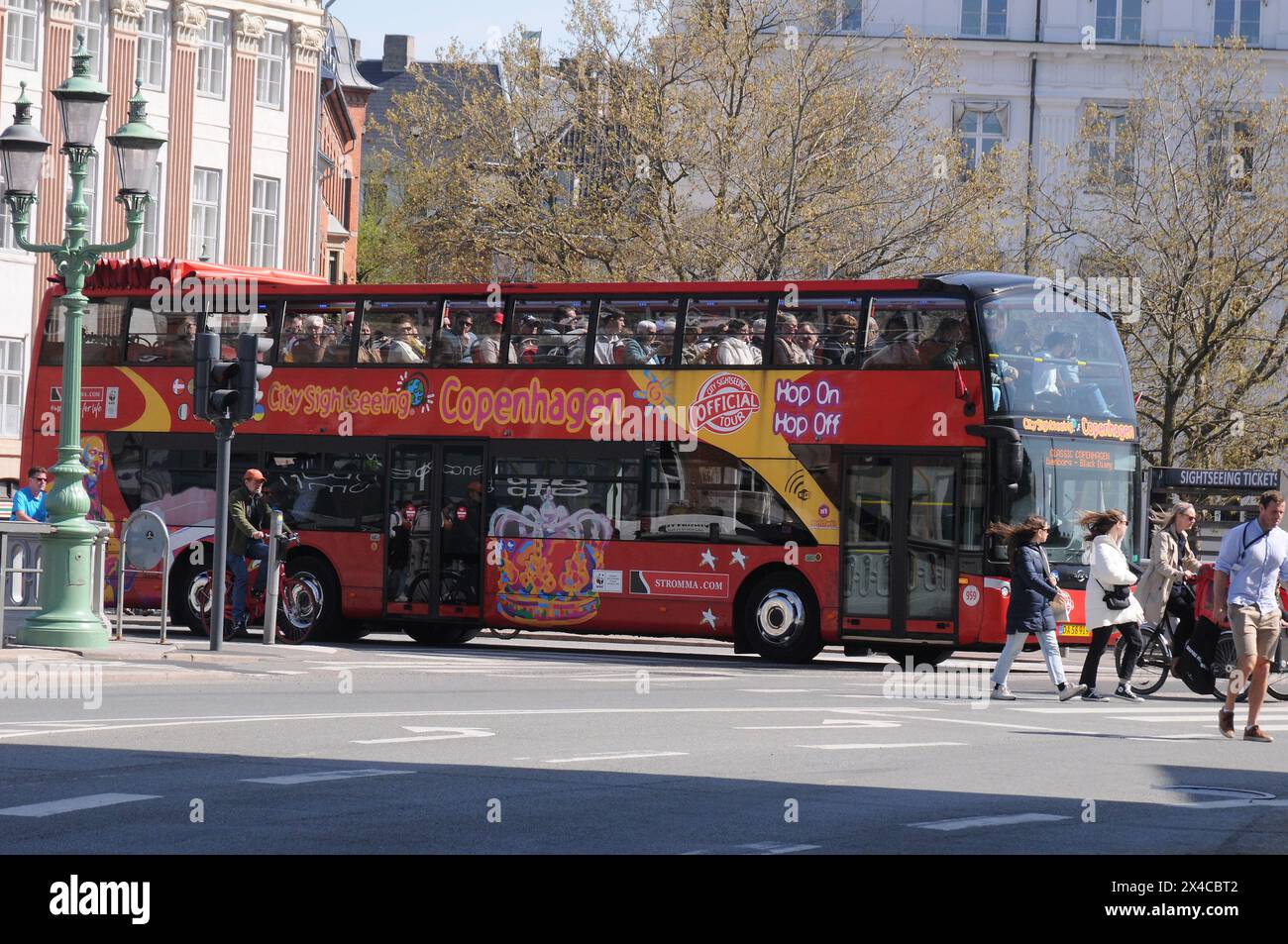 Copenaghen, Danimarca /02. Maggio 2024/autobus Hop-On Hop-Off e visita turistica Tour dei canali di Copenaghen, crociera in barca sull'anatra nel canale o canale di Copenaghen nella capitale danese. (Foto. Francis Joseph Dean/Dean Pictures) Foto Stock