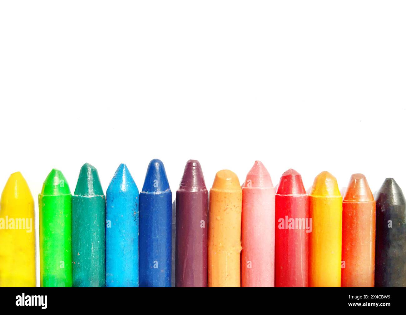Pastello multicolore isolato su sfondo bianco. Pastelli. Coloratissima collezione di matite di cera, sette colori di pastello. Matite di pastello usate. Mucchio di pastello isolato su sfondo bianco. Foto Stock