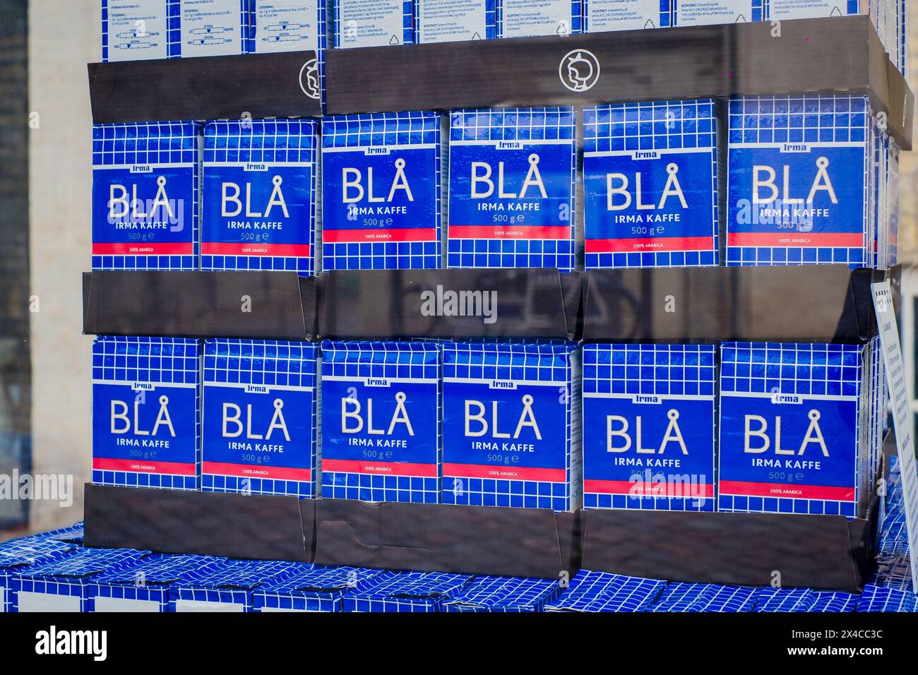 Copenaghen, Danimarca - 5 aprile 2024: Pacchetti di caffè Irma a scacchi Legendary Blue (danese: Blå). I prodotti alimentari Irma hanno portato arte e design nelle persone Foto Stock