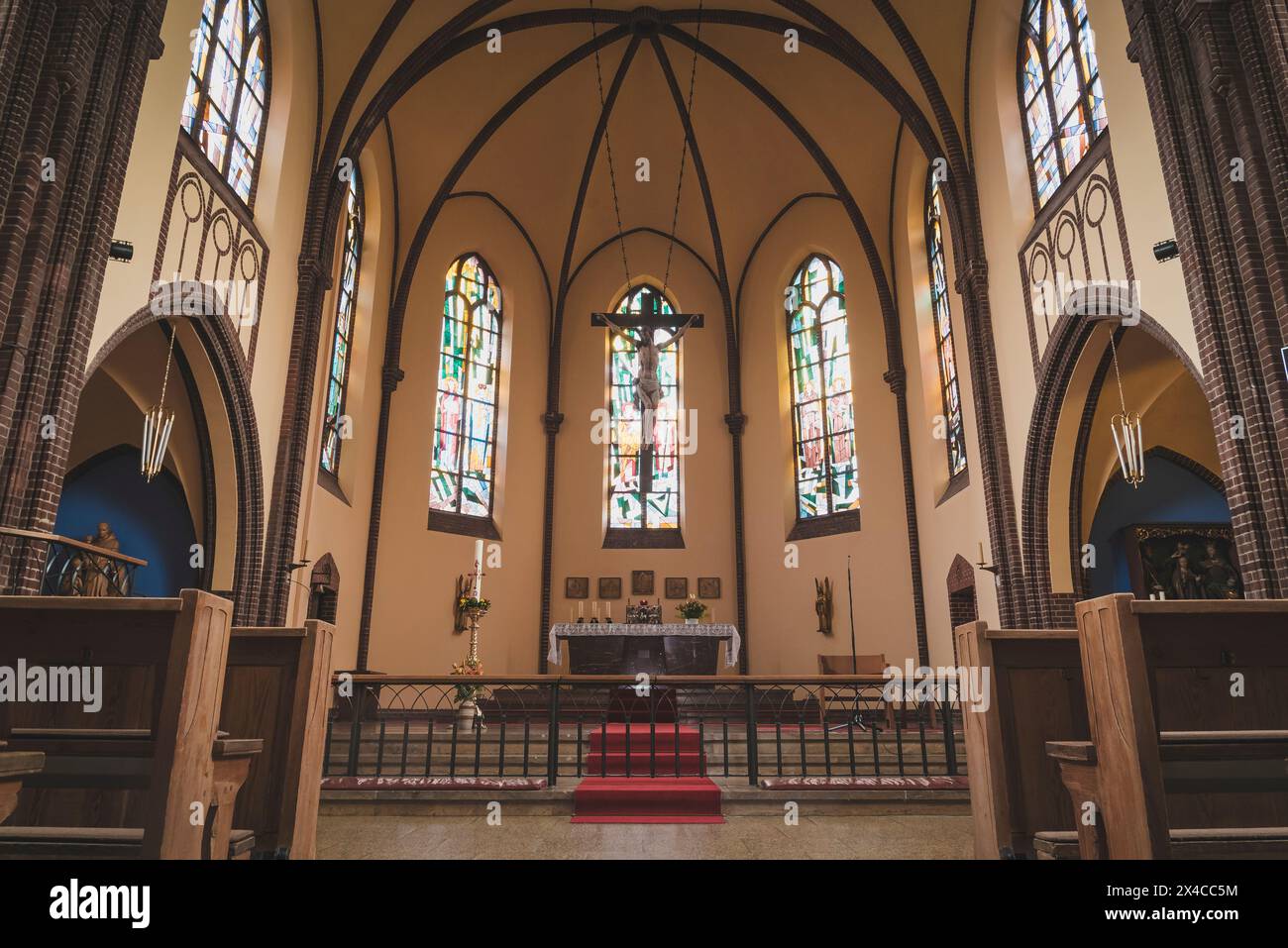 Chiesa di Antonio a Berlino/Oberschoeneweide dall'interno, chiesa cattolica dall'interno, organo, altare, Gesù sulla croce, organo, canne d'organo Foto Stock