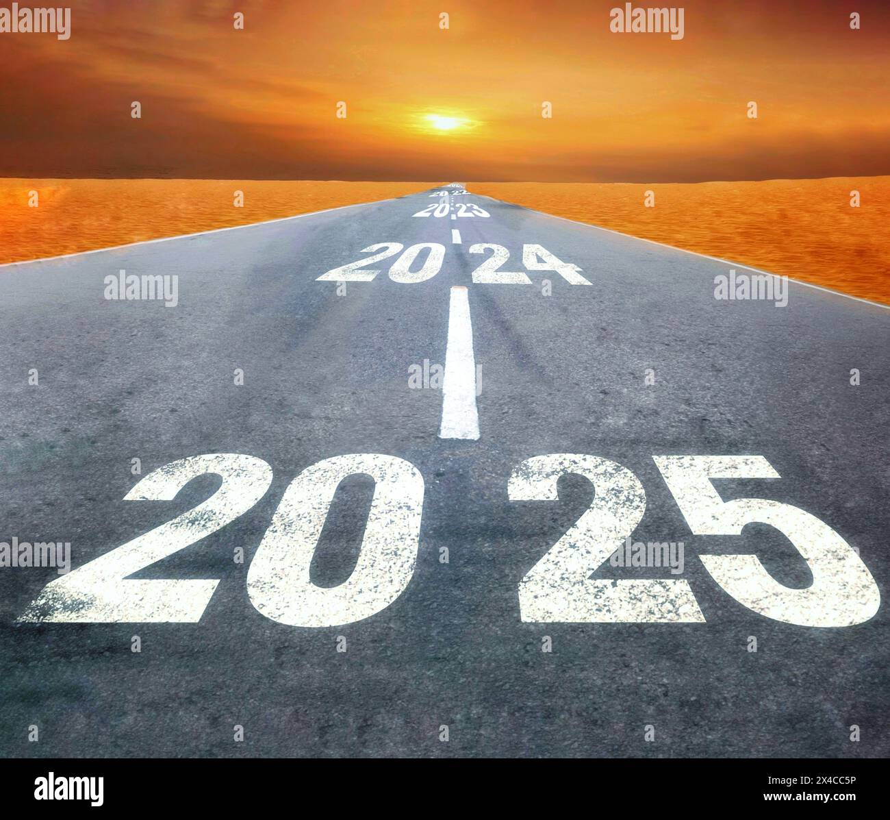 Strada avanti 2025. 2025 scritto sulla strada autostradale nel mezzo di una strada vuota e di un bellissimo cielo al tramonto. Concetto per VISION 2025. concetto di capodanno 2025. Felice anno nuovo. Design creativo per il festival del nuovo anno 2025. Sulla bella strada aperta in mezzo al sole che sta per entrare nel nuovo anno 2025, idee per il successo e il futuro. Autostrade. Foto Stock