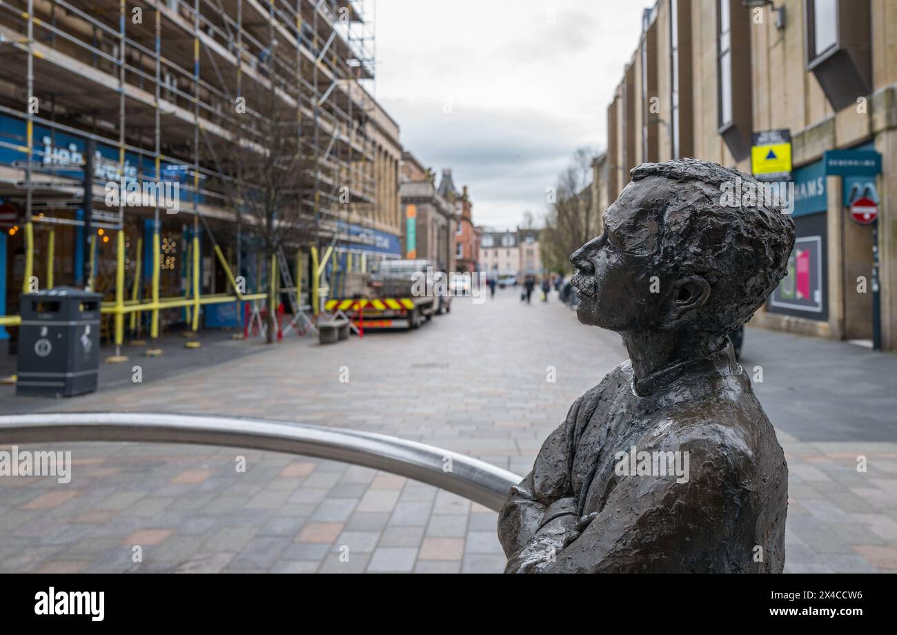 Nae Day SAE Dark or No Day so Dark, opere d'arte in bronzo, figure maschili nel centro di Perth, Scozia. Foto Stock