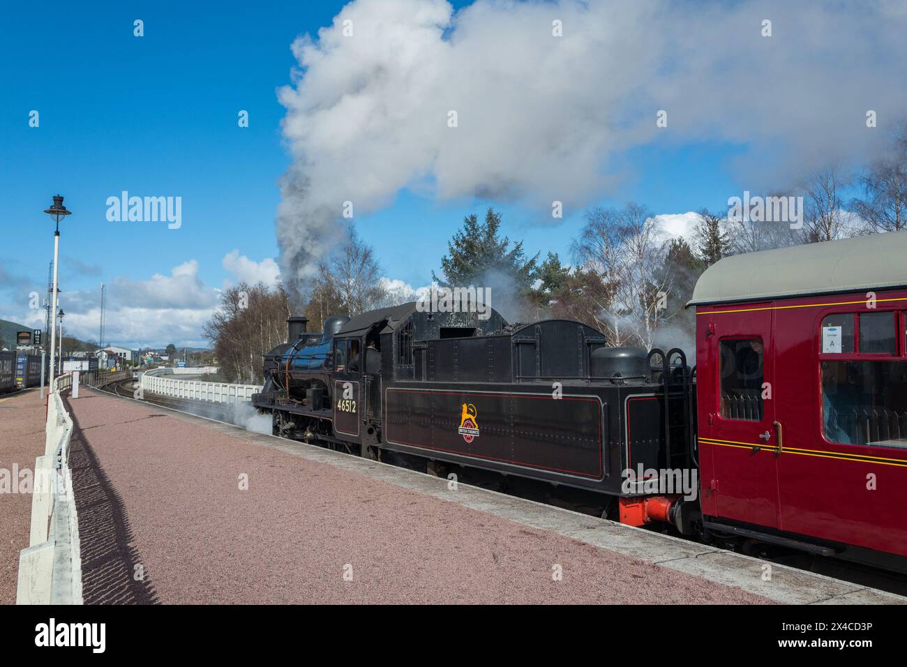 London Midland & Scottish Railway Ivatt Classe 2MT 2-6-0 tender locomotiva a vapore che lascia la stazione ferroviaria di Aviemore tirando le carrozze Royal Scotsman. Foto Stock