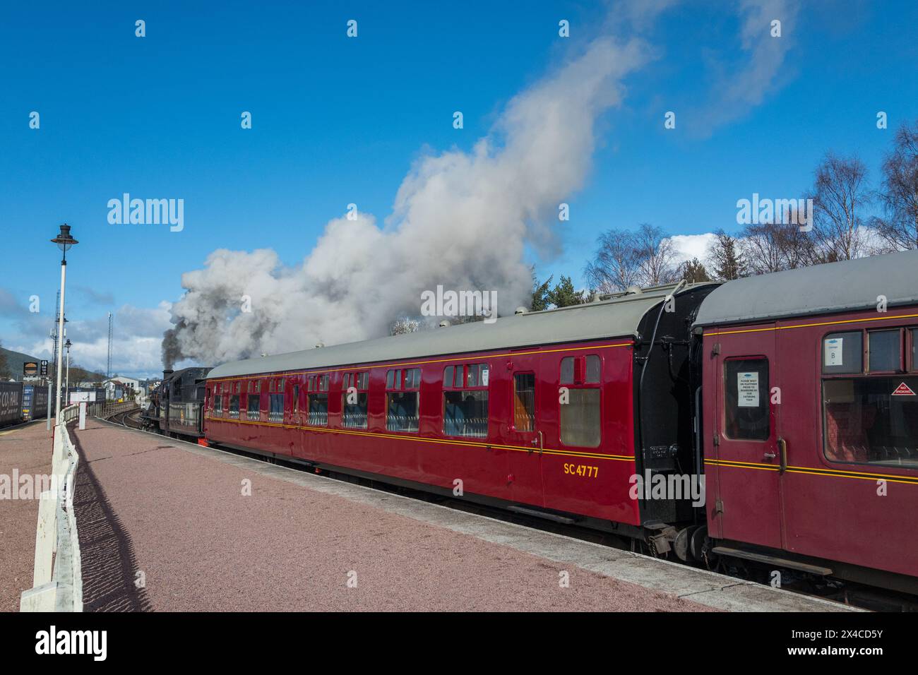 London Midland & Scottish Railway Ivatt Classe 2MT 2-6-0 tender locomotiva a vapore che lascia la stazione ferroviaria di Aviemore tirando le carrozze Royal Scotsman. Foto Stock