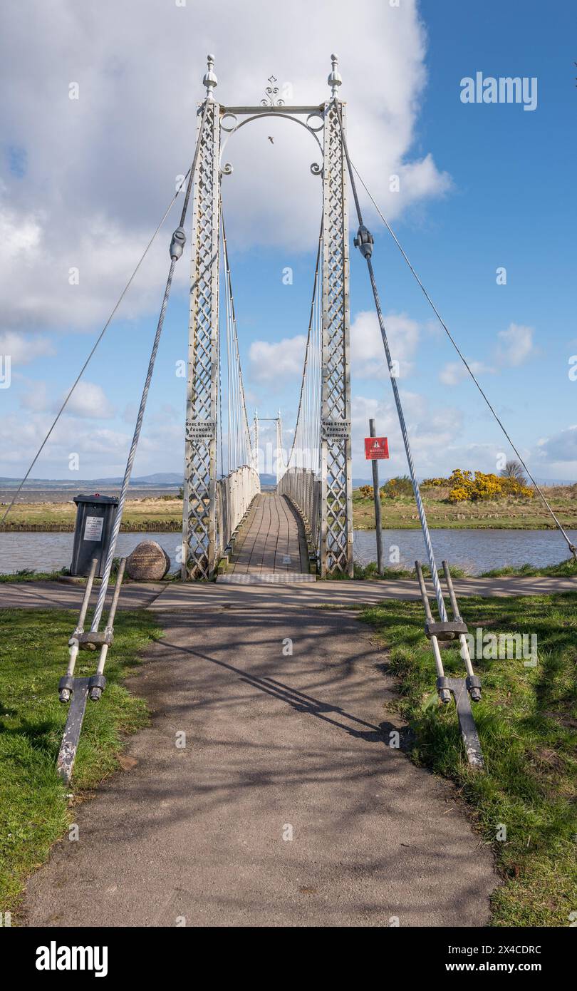 Il ponte pedonale sospeso Tain nella città scozzese di Tain. Il ponte fu costruito dalla Rose Street Foundry di Inverness nel 1902. Foto Stock