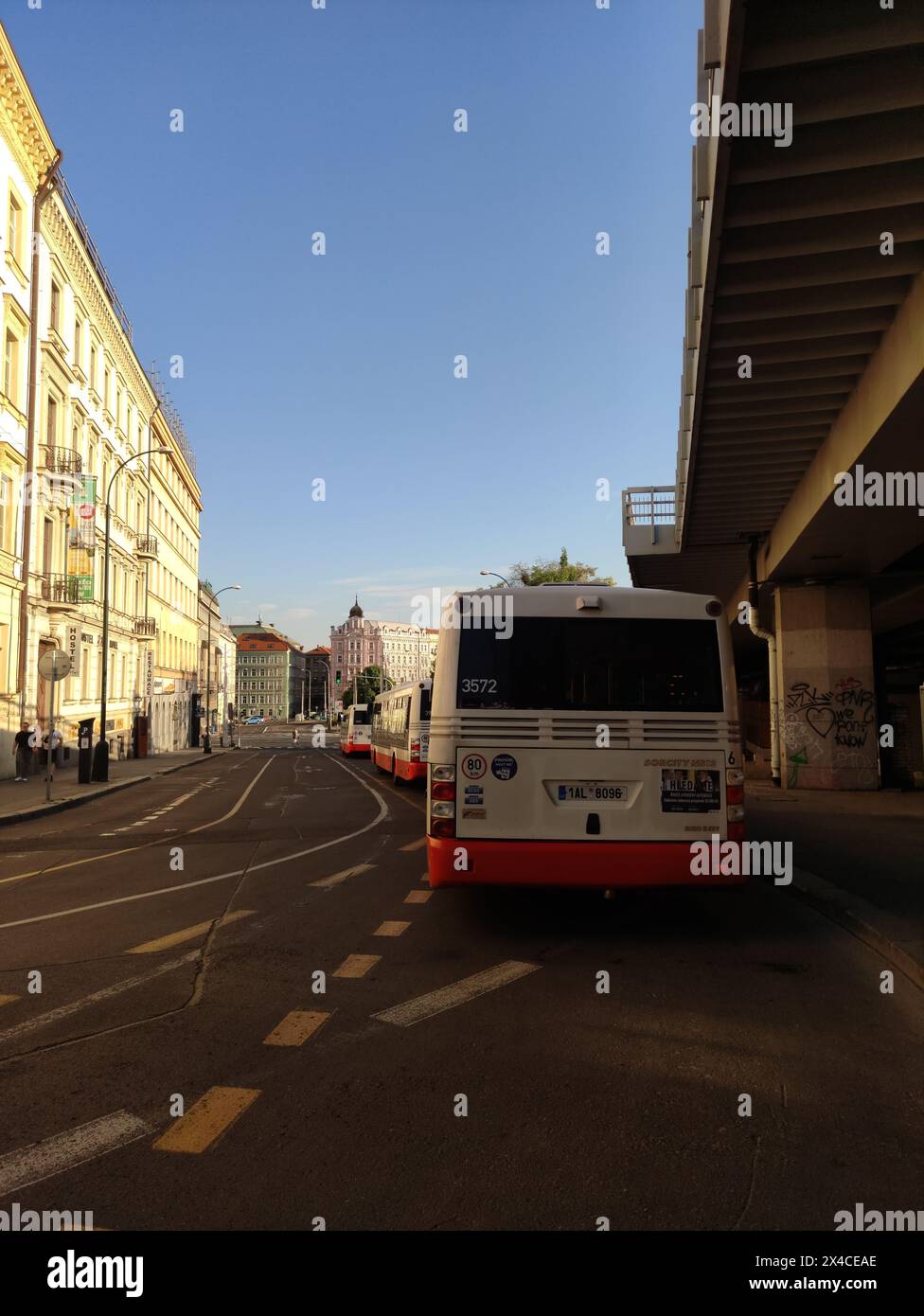 Praga, repubblica Ceca - 2 maggio 2024: Quartiere degli autobus rosso e bianco Florenc Foto Stock