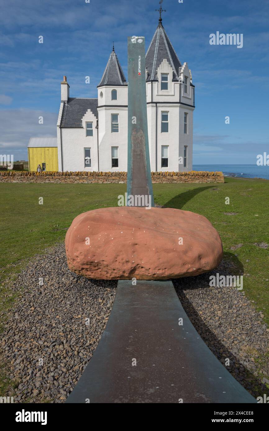 3 travi metalliche ad arco con massi nomadi attaccati dagli artisti ambientali Dalziel e Scullion si trovano di fronte all'Inn at John o' Groats. Foto Stock